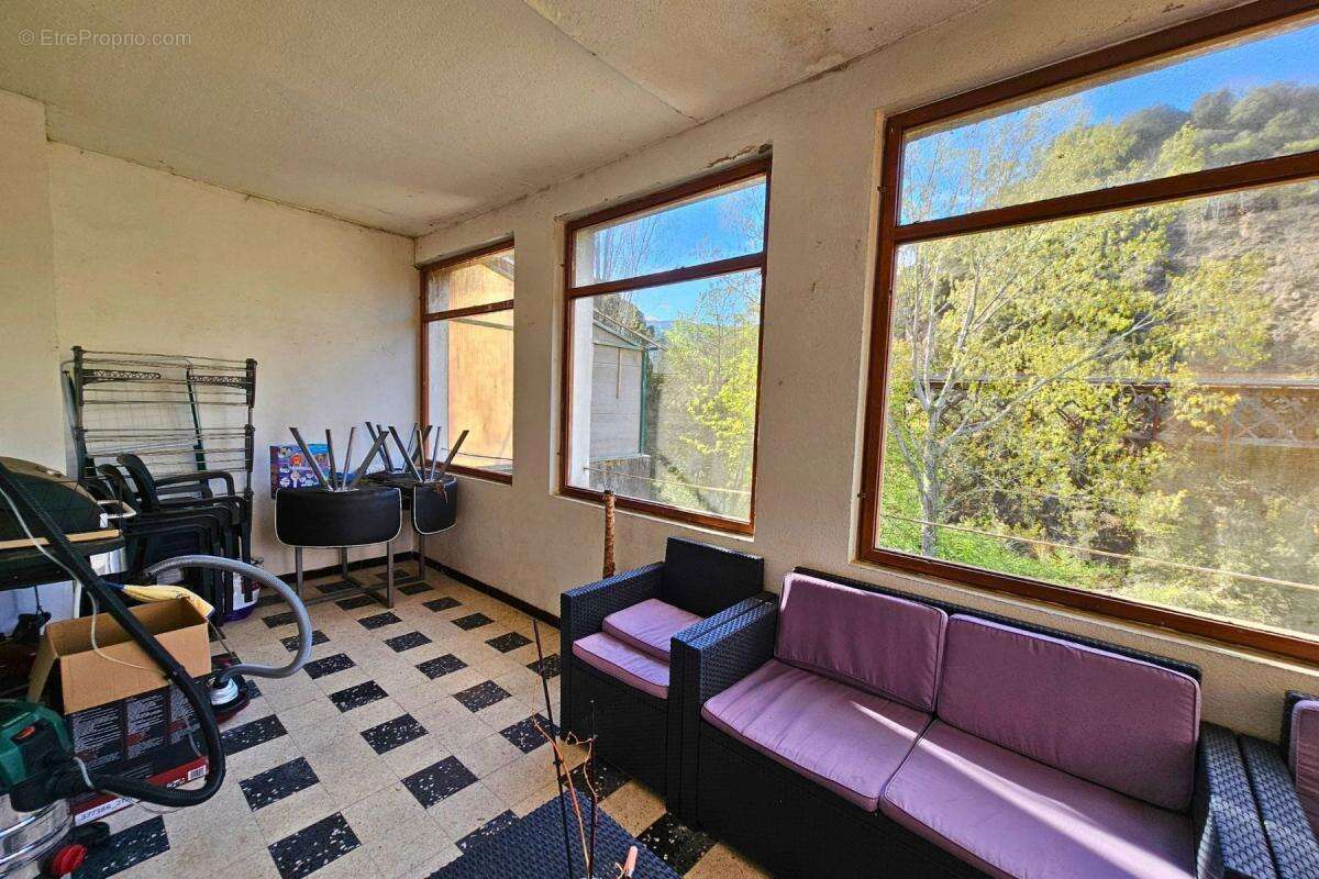 Appartement à REYNES