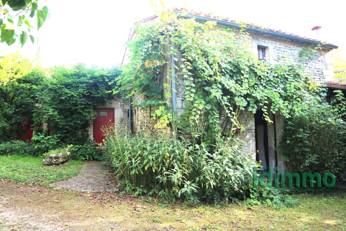 Vous aimez les vieilles pierres,la campagne..ensemble immobilier de 190 m2 avec 2 maisons sur un beau parc arb - photo 12