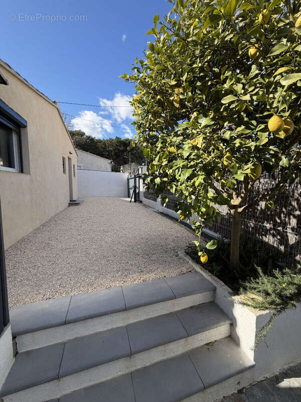 Maison à SAINT-MITRE-LES-REMPARTS