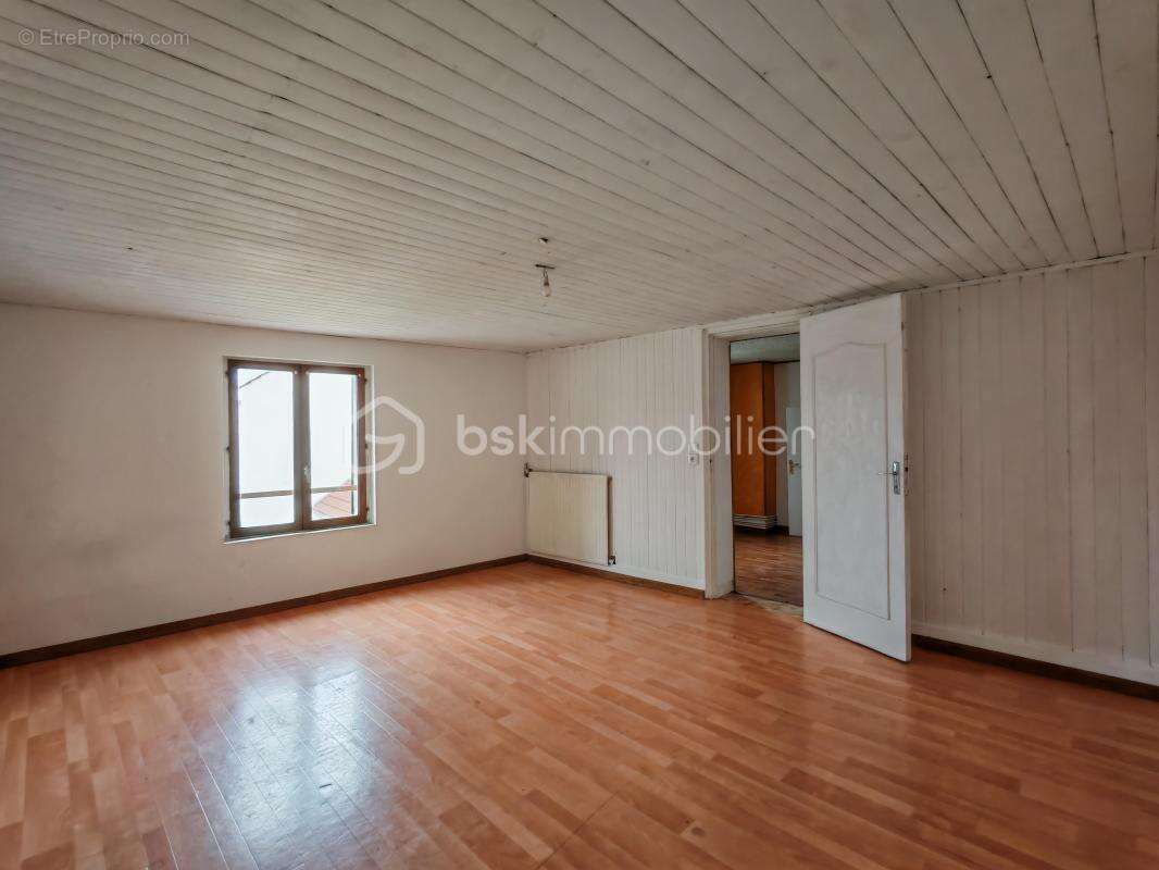 Maison avec jardin et stationnement - photo 3
