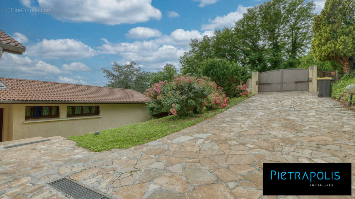 Allée extérieur - Maison à NEYRON