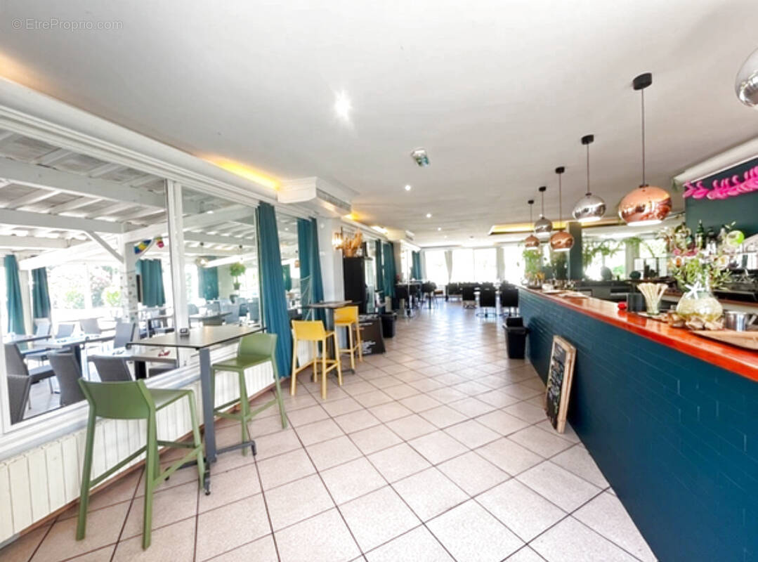 Commerce à SAINT-JEAN-DE-VEDAS