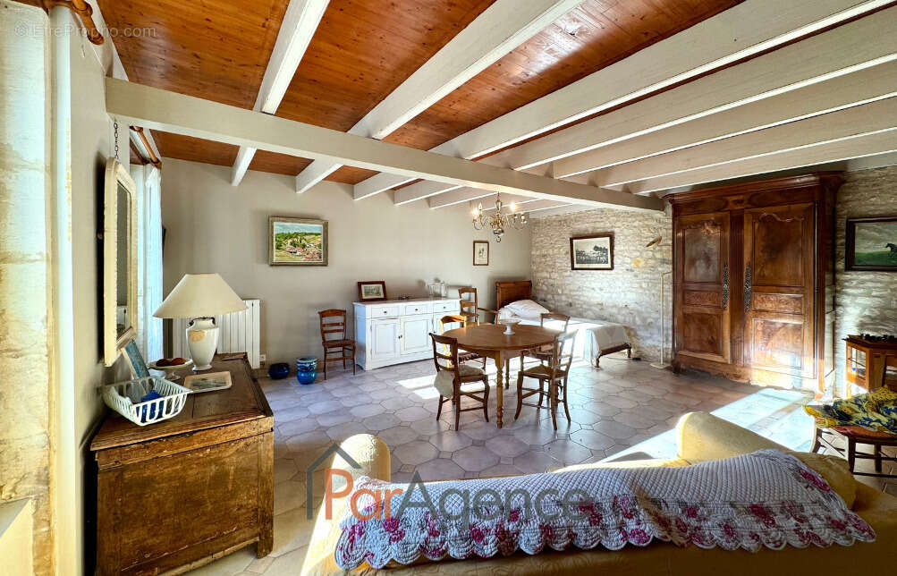 Maison à CHAILLEVETTE