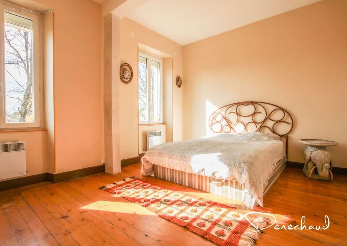 CHAMBRE 3 - Maison à BOURG