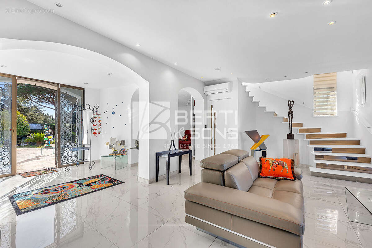 Maison à MANDELIEU-LA-NAPOULE