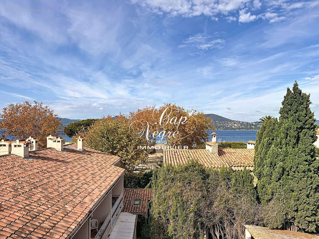 Appartement vue mer proche plage  rénové en dernier étage à vendre à saint tropez - photo 2
