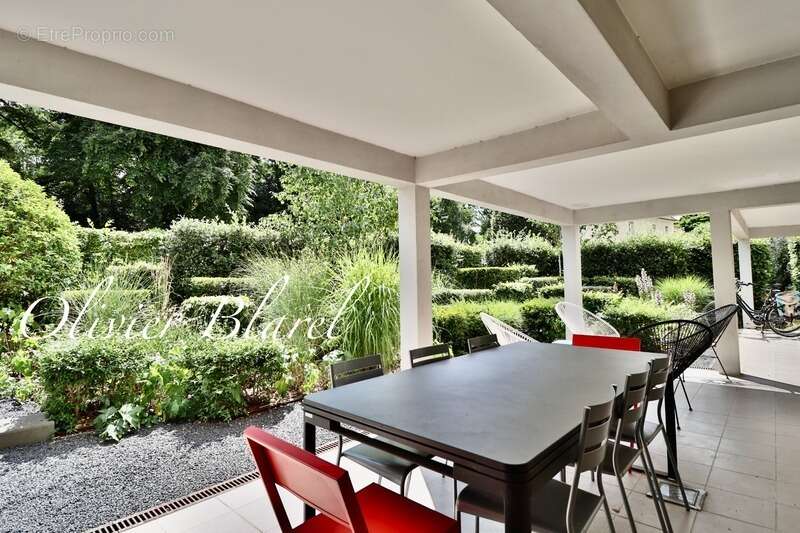 Chatou limite Le Vesinet - Villa d'architecte 8 pièces - Jardin paysagé - Reception cathédrale - photo 8