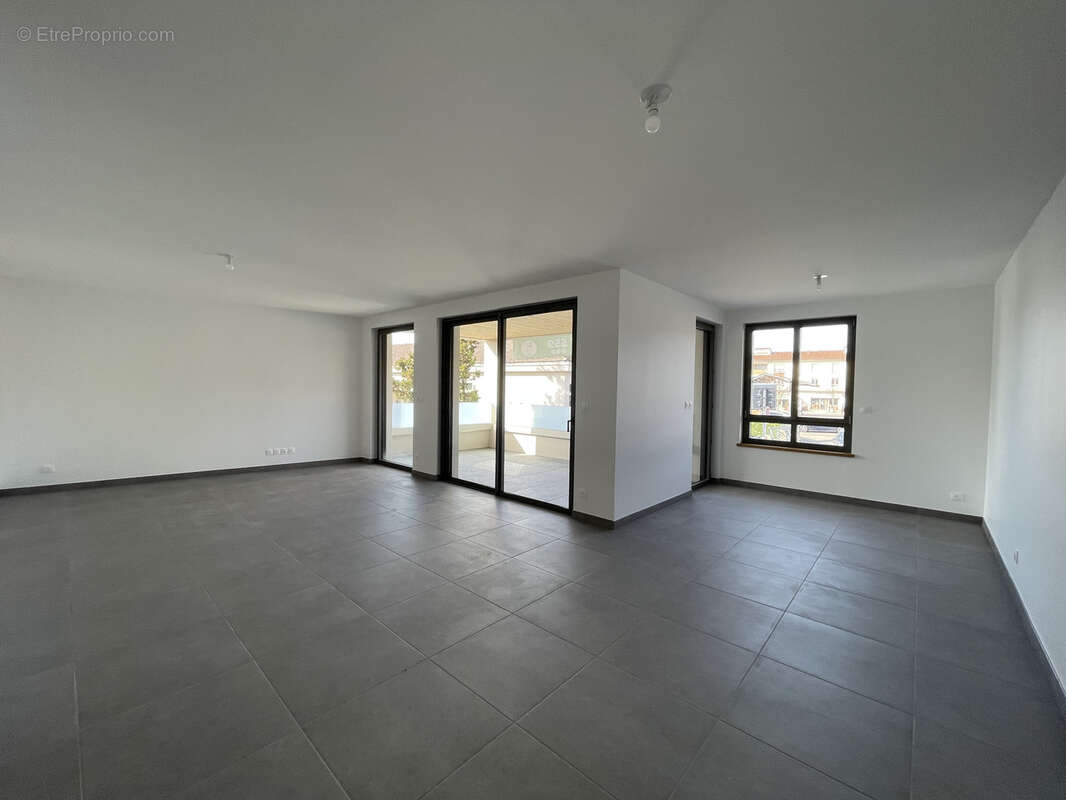 Appartement à LA TOUR-DE-SALVAGNY