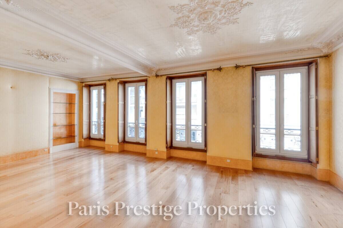 Appartement à PARIS-16E