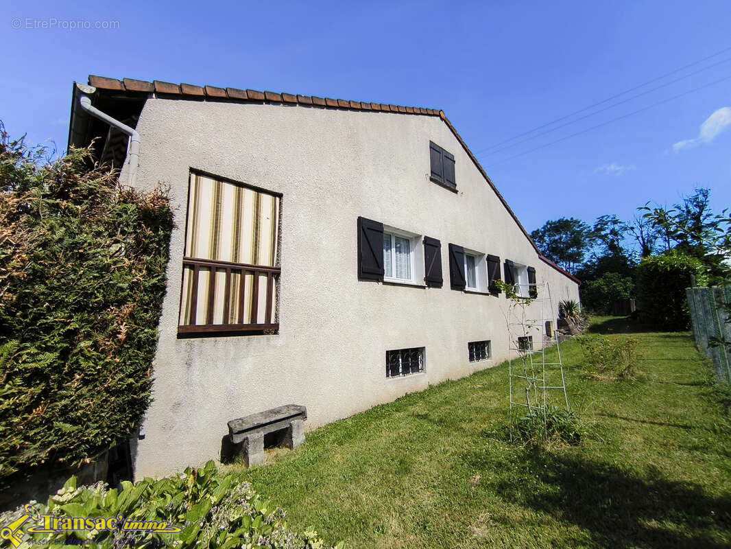 À Dorat, maison type F4 avec garage, atelier et terrain. - photo 16