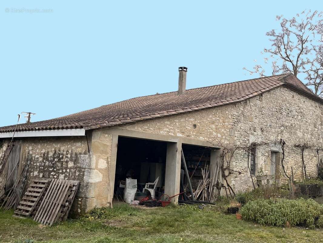Maison à DOUZAINS