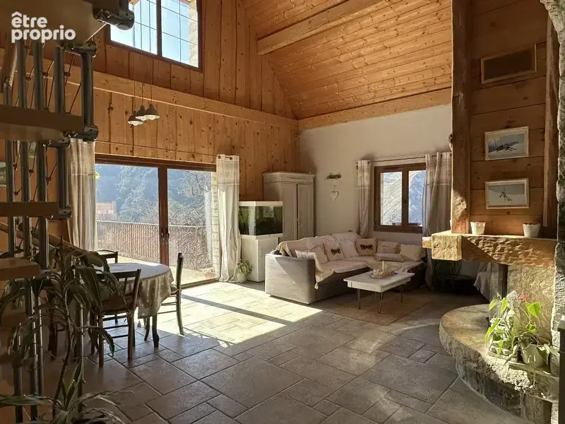 Propriété d'exception! Très beau chalet 4 pièces sur plus d'un hectare de terrain attenant. - photo 6