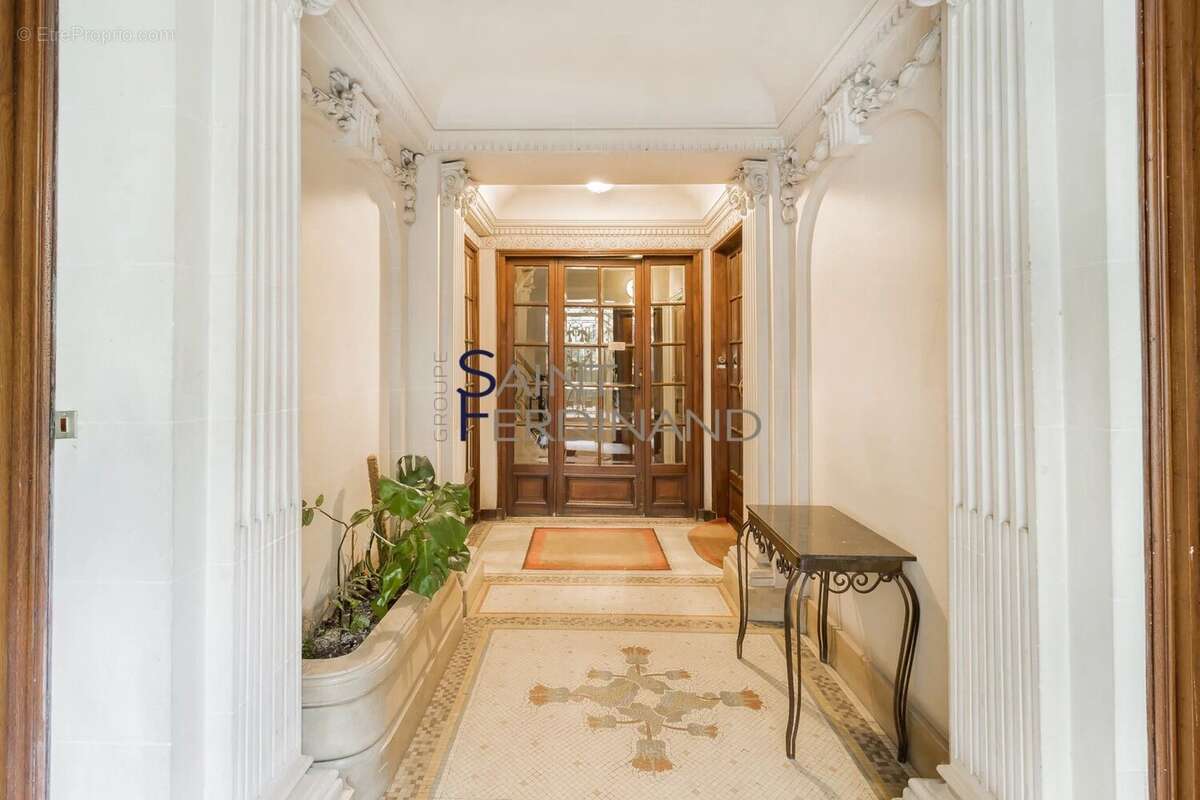 Appartement à PARIS-16E