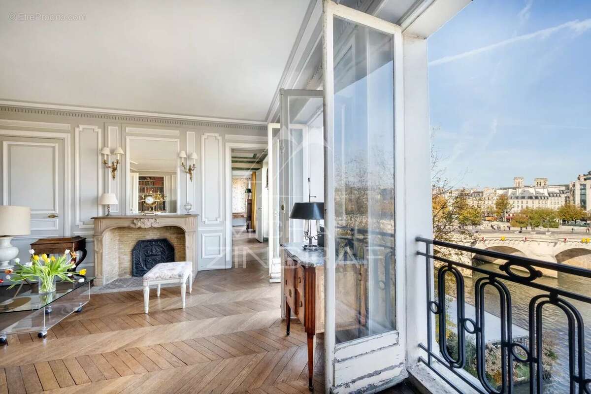 Appartement à PARIS-1E