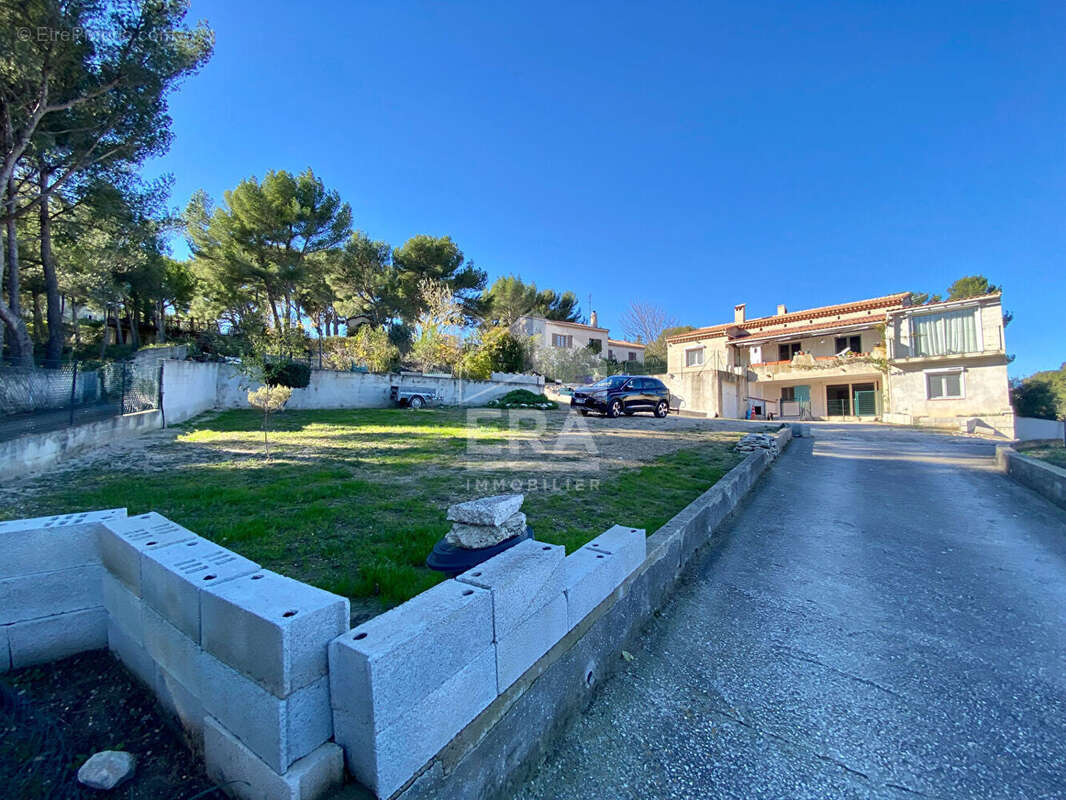 Terrain 380m² à les pennes-mirabeau - photo 2