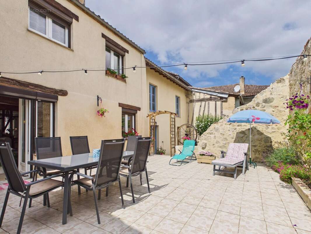 Maison de village avec grand cours - photo 2