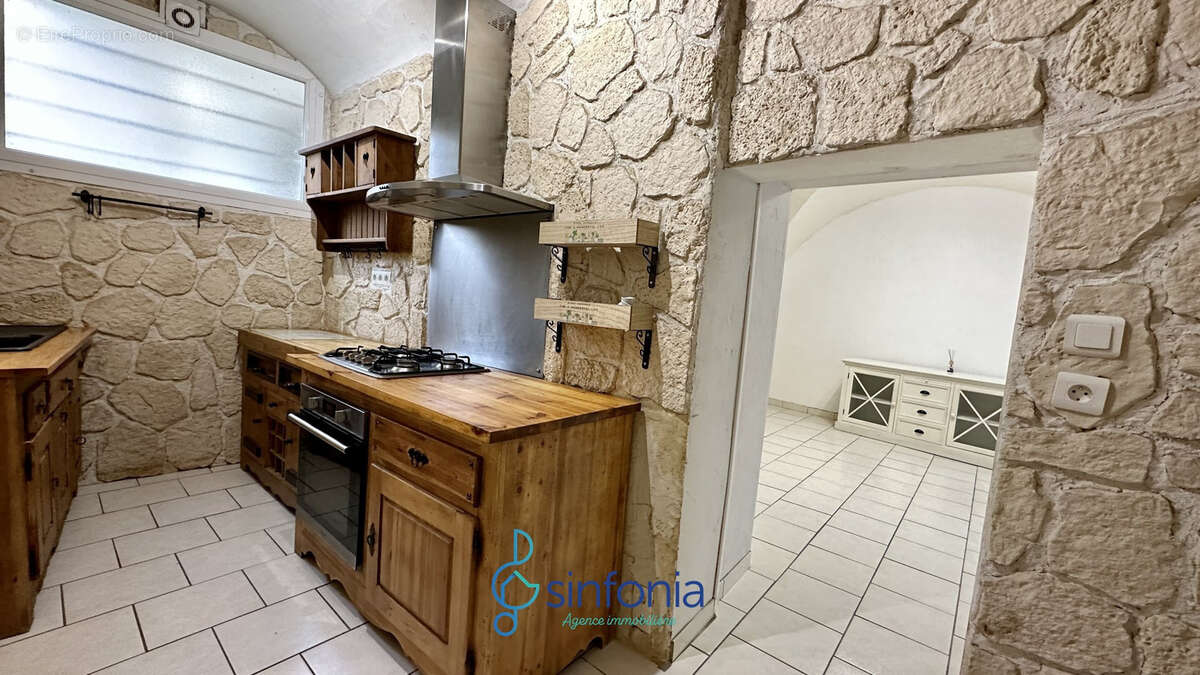 Maison à SAINT-CHAPTES