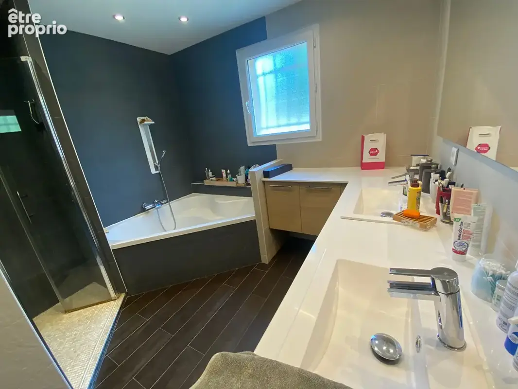Une maison rare par ses volumes et sa configuration, à découvrir sans tarder à Lons. - photo 10