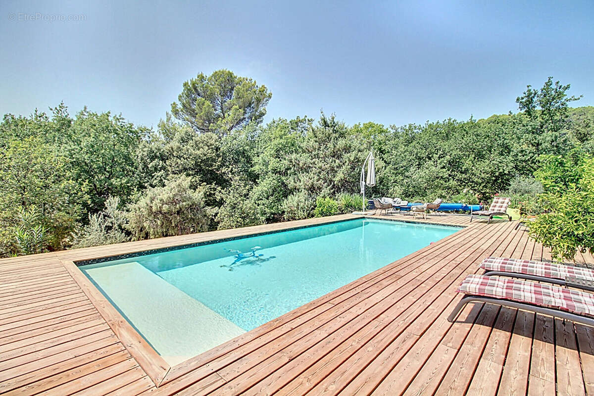 A VENDRE EN EXCLUSIVITÉ ! FIGANIÈRES Maison de plain-pied 126 m² 3 chambres Piscine et terrain de 2074 m² - photo 2
