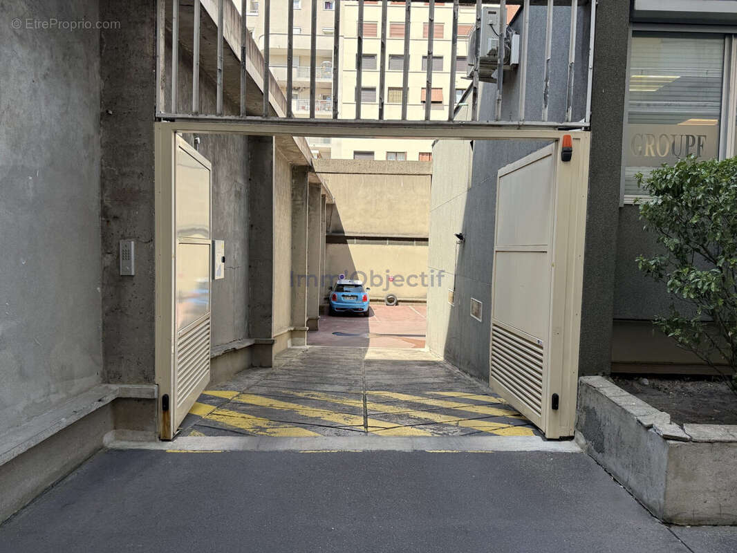 Parking à PARIS-12E