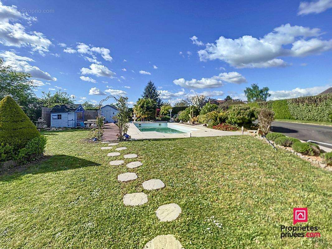 Maison à SAINT-COSME-EN-VAIRAIS