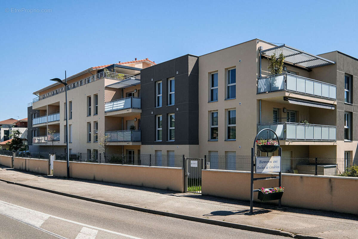 Appartement à LES ROCHES-DE-CONDRIEU