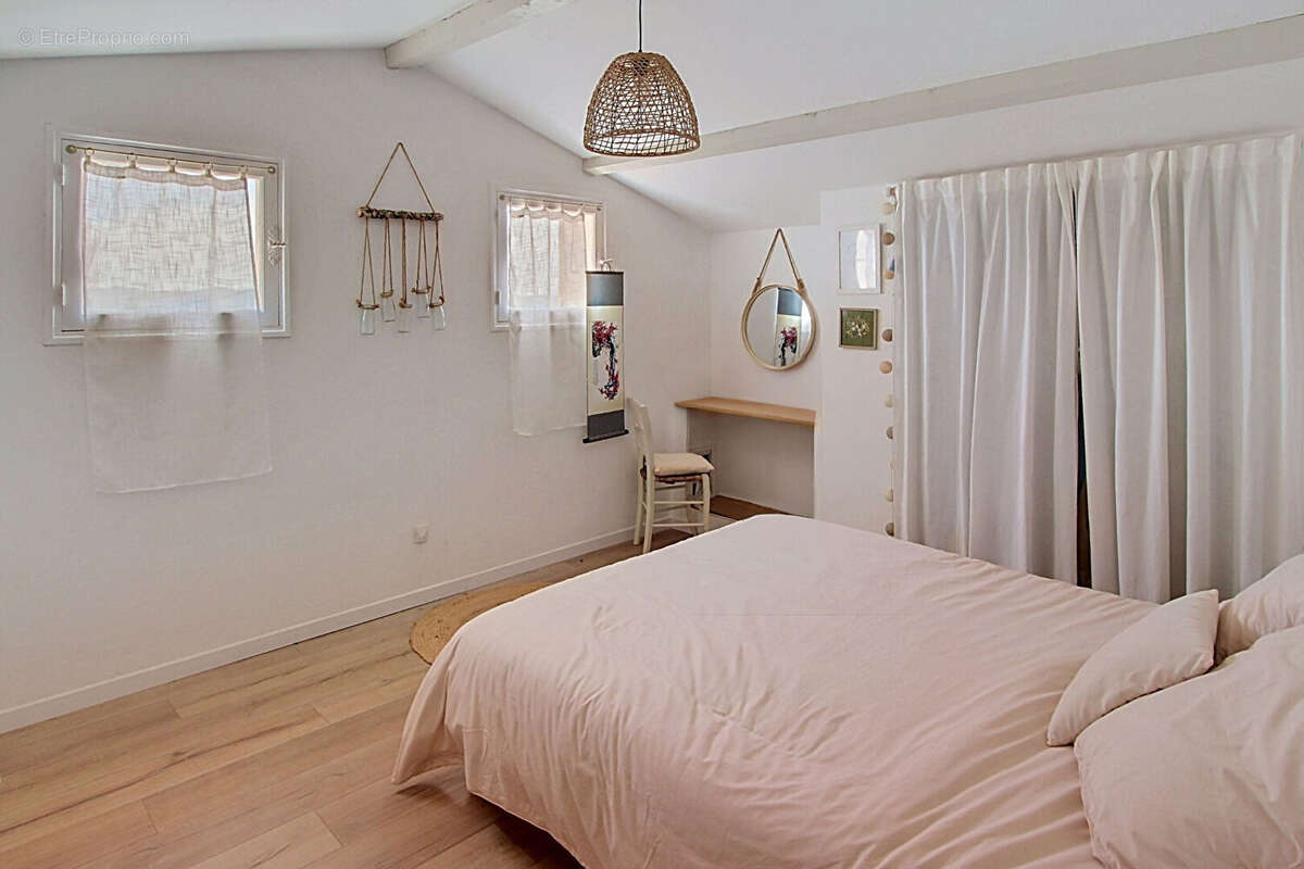 A VENDRE à LORGUES ! Maison de type T6 pièces  de 144 m² + piscine + garage sur un terrain de 1692m² - photo 14