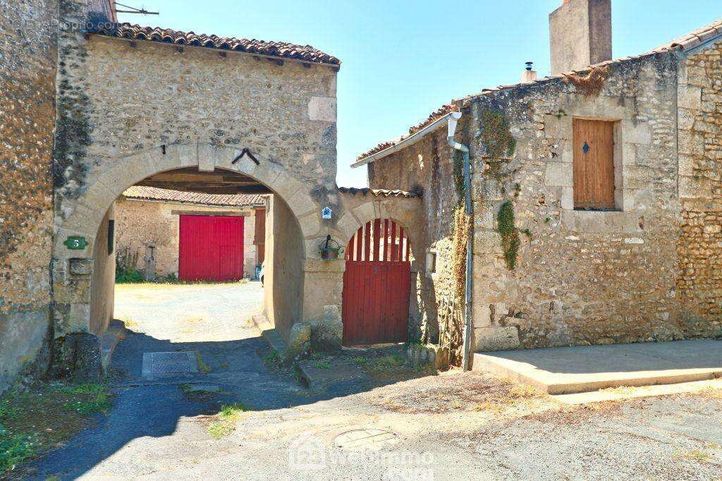 La cour commune distribue 3 autres maisons. - Maison à POITIERS