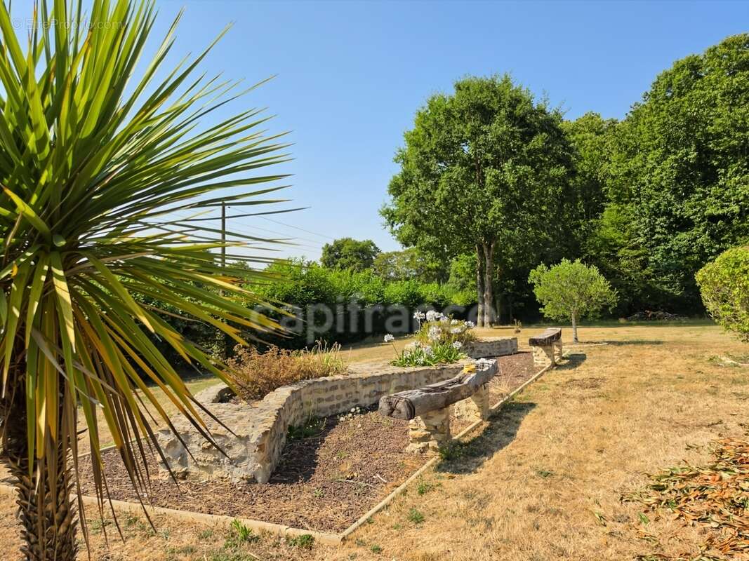 Maison familiale de 4 chambres sur plus de 6 000 m² de terrain à Saint-Maixent - photo 6