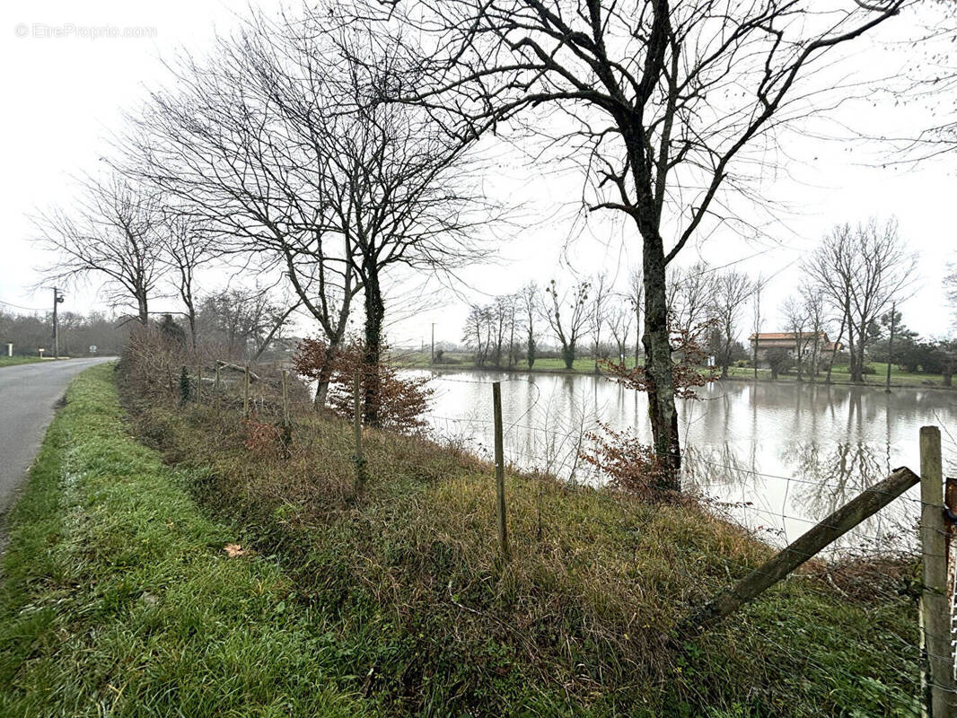 Autre à LES ARTIGUES-DE-LUSSAC