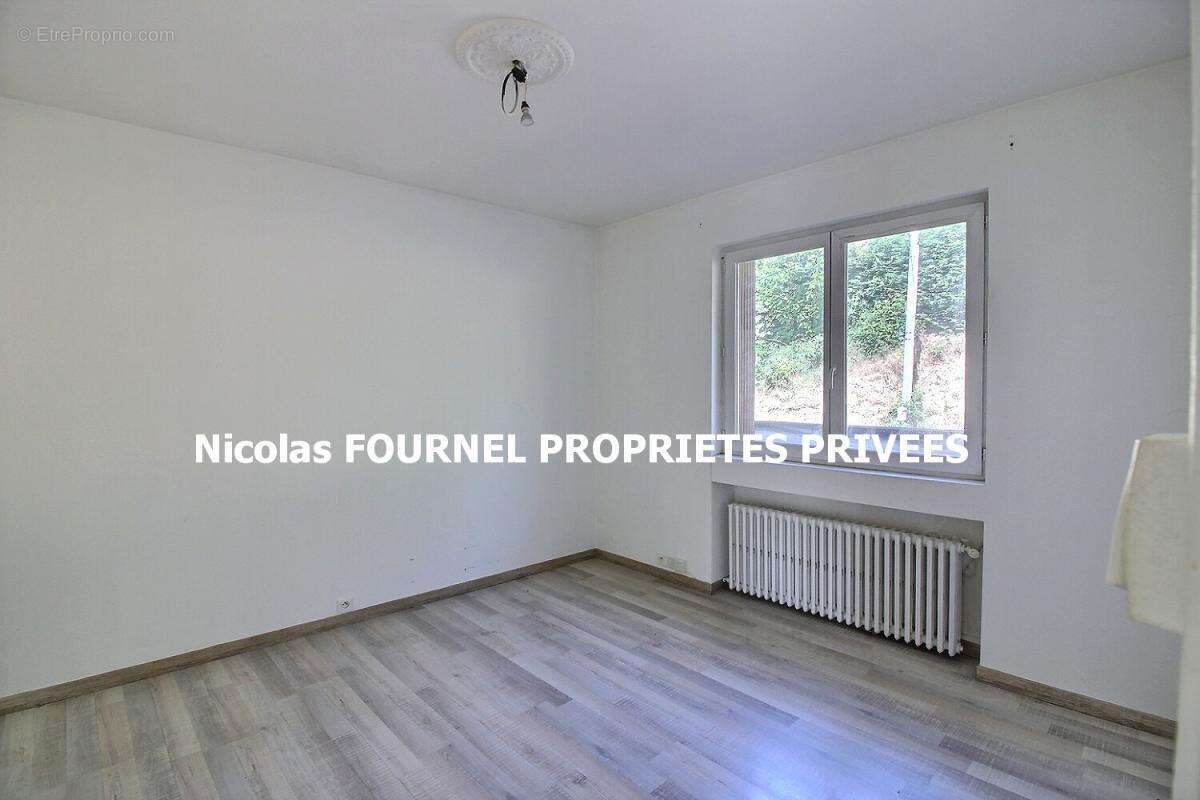 Maison à LE CHAMBON-FEUGEROLLES