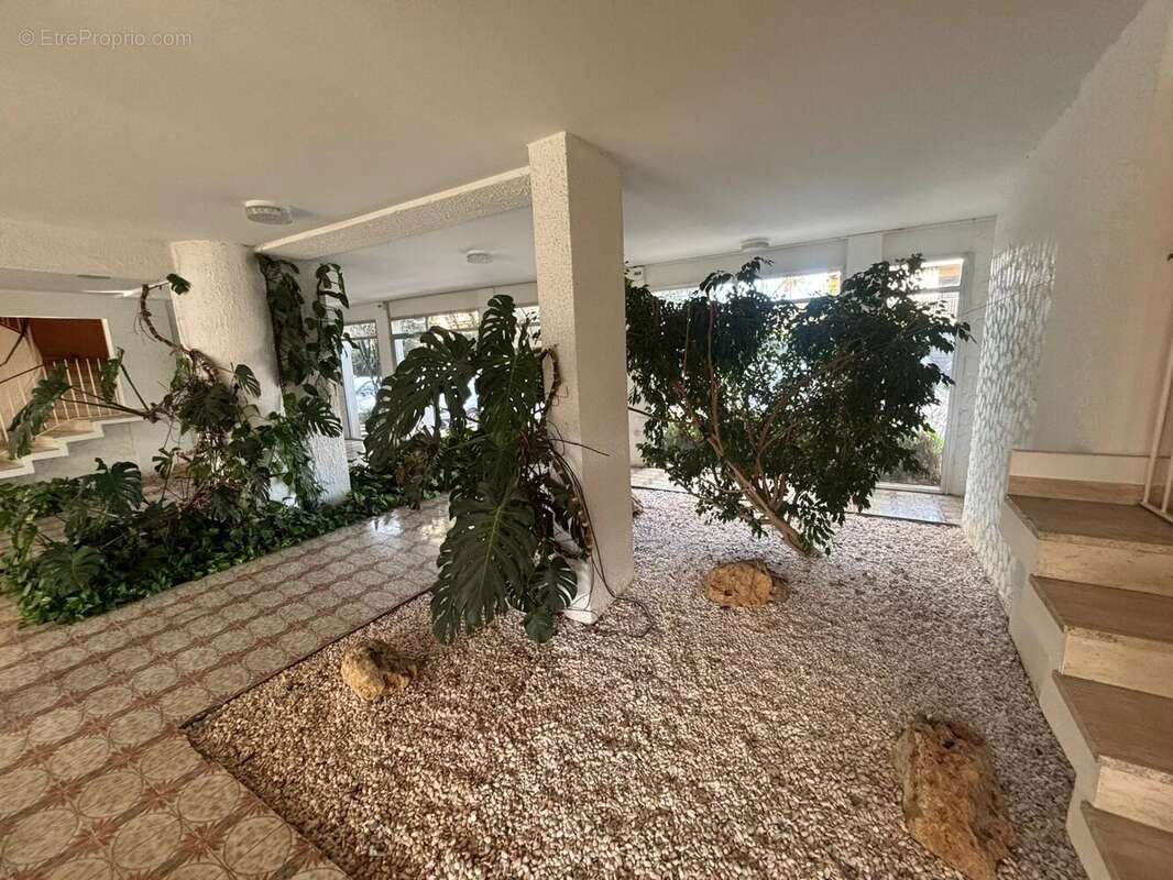 Appartement à SAINT-LAURENT-DU-VAR