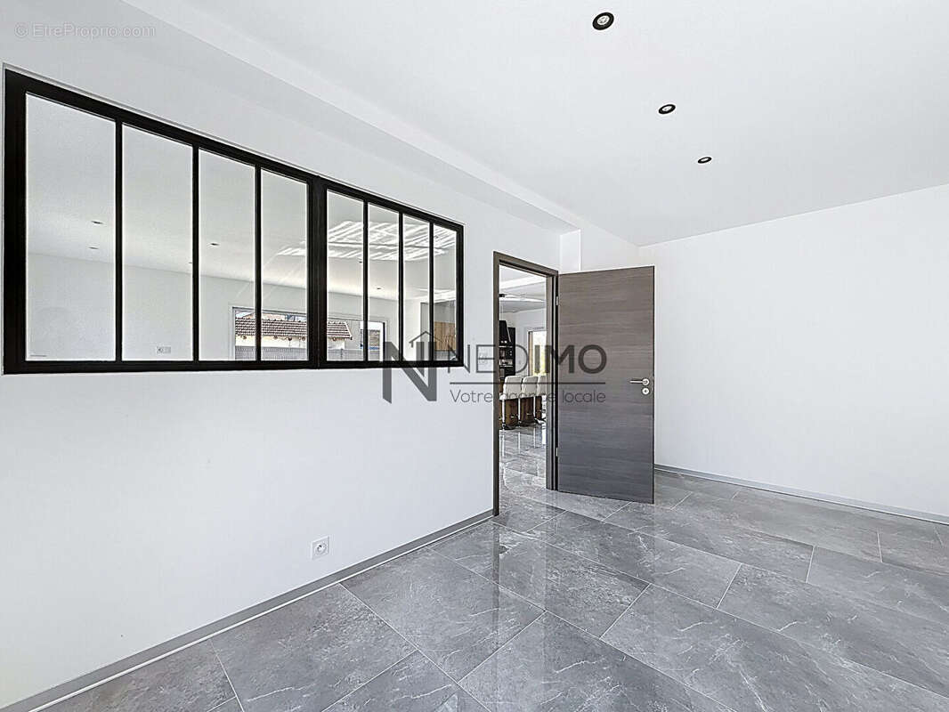 Maison à NEUFCHATEAU