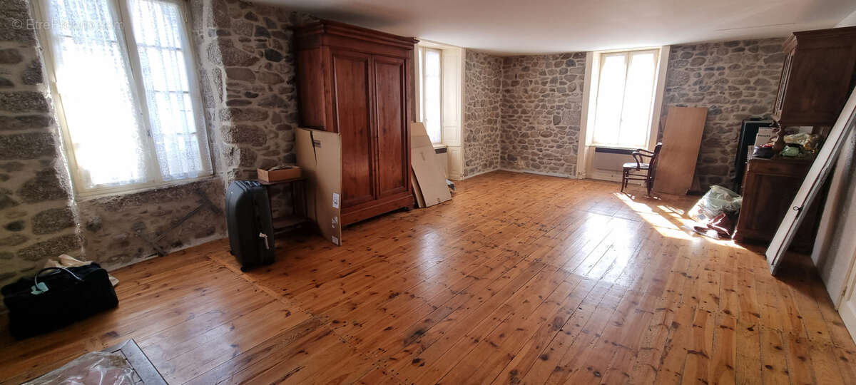 Maison à ENTRAYGUES-SUR-TRUYERE