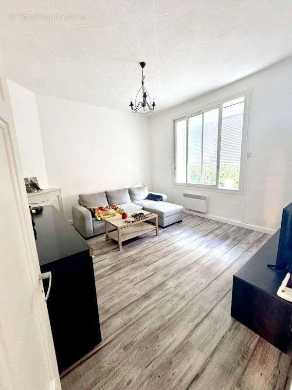 Appartement Istres 2 pièce(s) Avec Terrasse et Beau JARDIN - photo 3