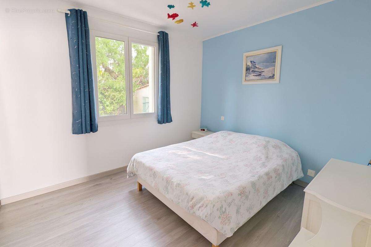 EYGUIÈRES (13)  Belle maison familiale de 165 m² avec piscine, 5 chambres, proche du centre village - photo 10