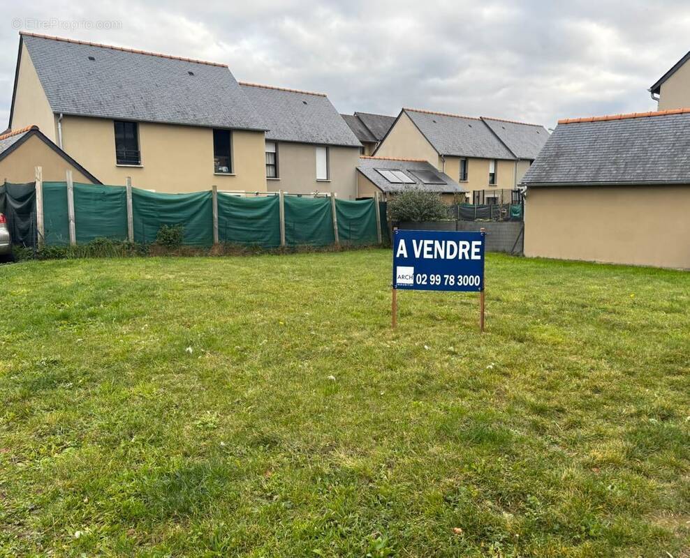 Terrain à SAINT-MEEN-LE-GRAND