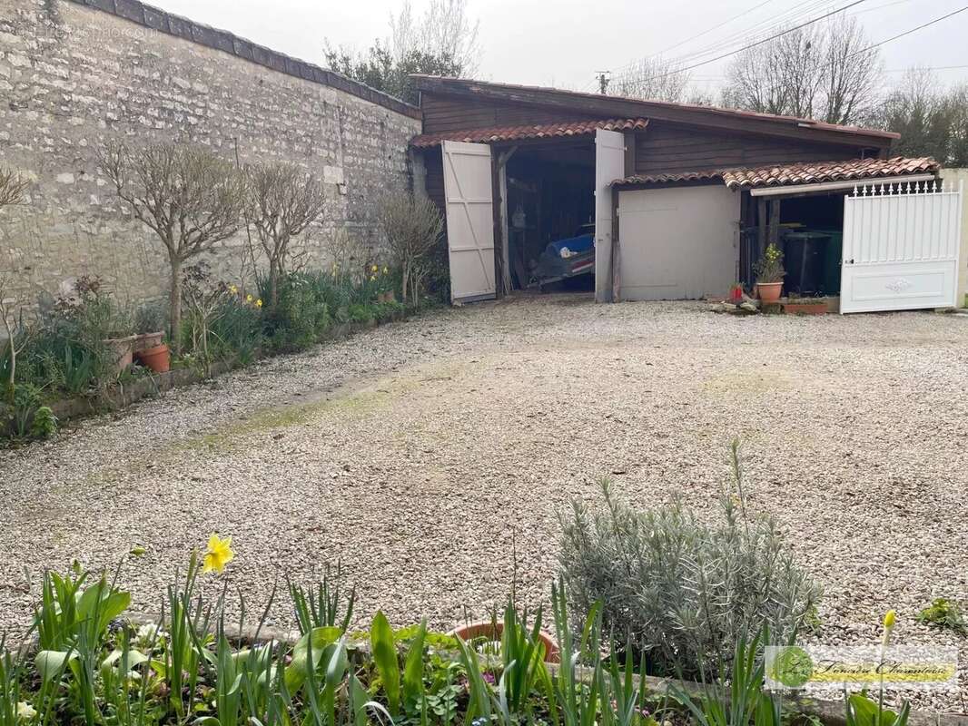 Maison à AIGRE