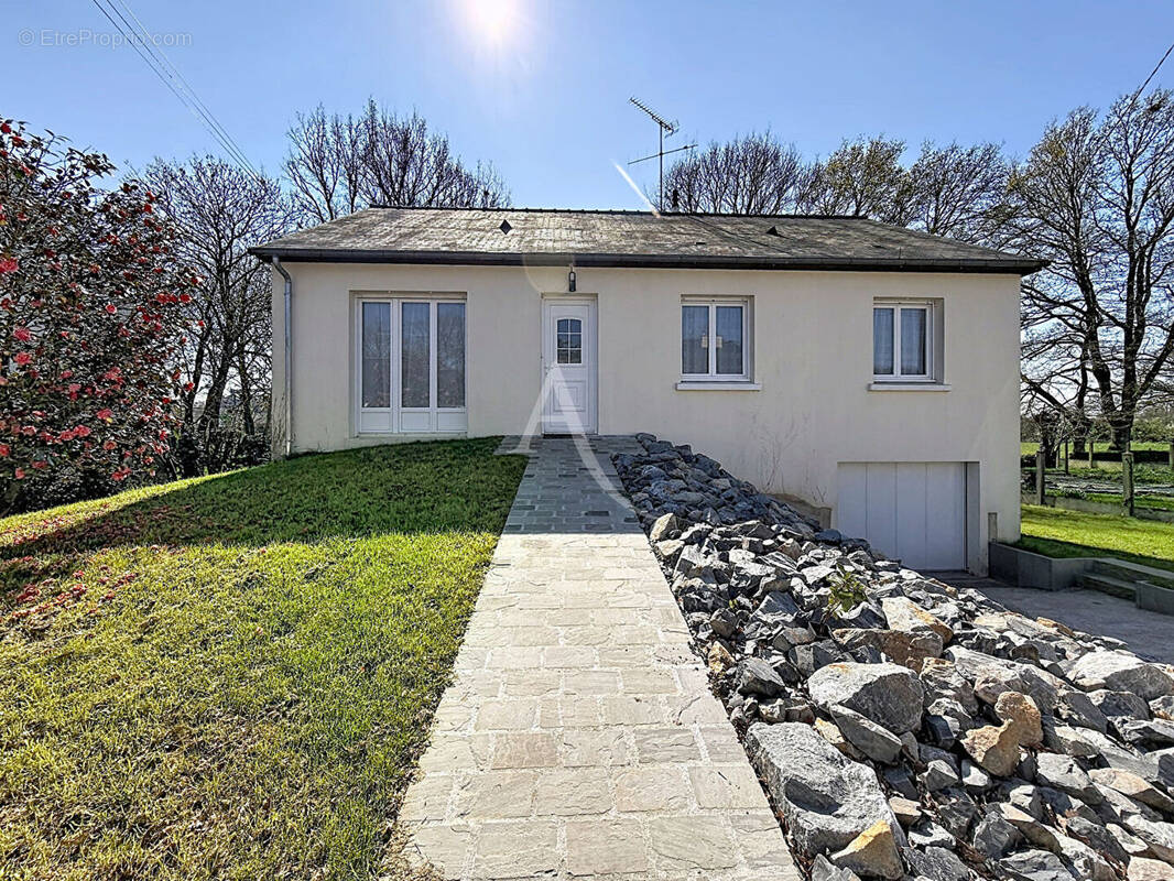 Maison à QUELAINES-SAINT-GAULT