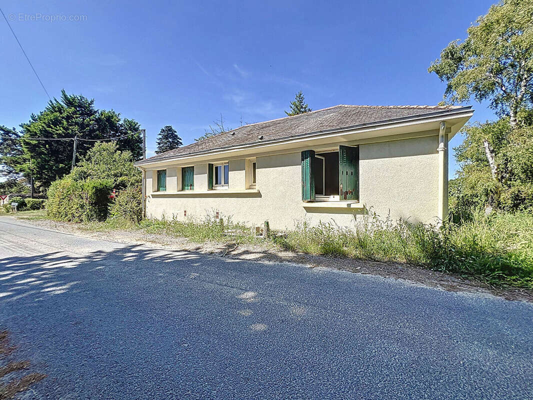 Maison à AMBILLOU-CHATEAU