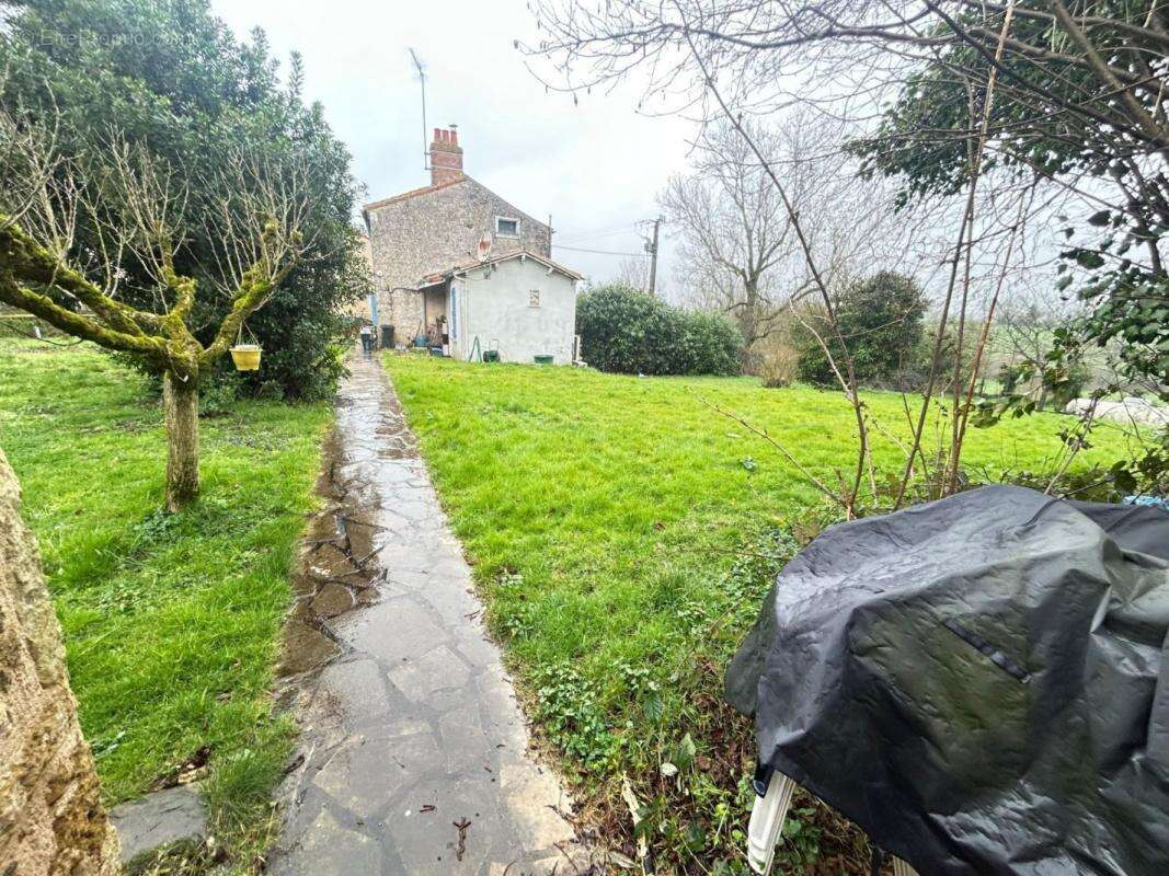 Maison à BAZOGES-EN-PAREDS