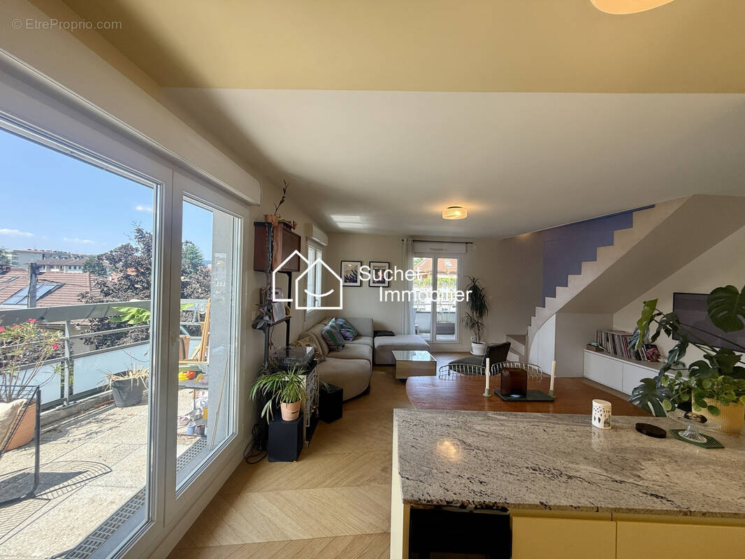 Superbe duplex en dernier étage avec triple exposition et 38 m2 d'extérieurs, à deux pas d'Annecy - photo 2