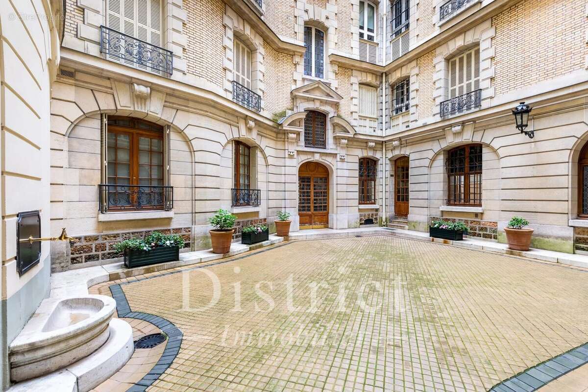 Appartement à PARIS-16E