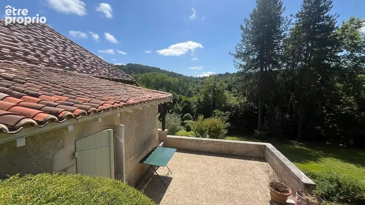 Belle propriété à rénover, comprenant un logement d'amis et offrant une vue sur un vallon boisé. - photo 12