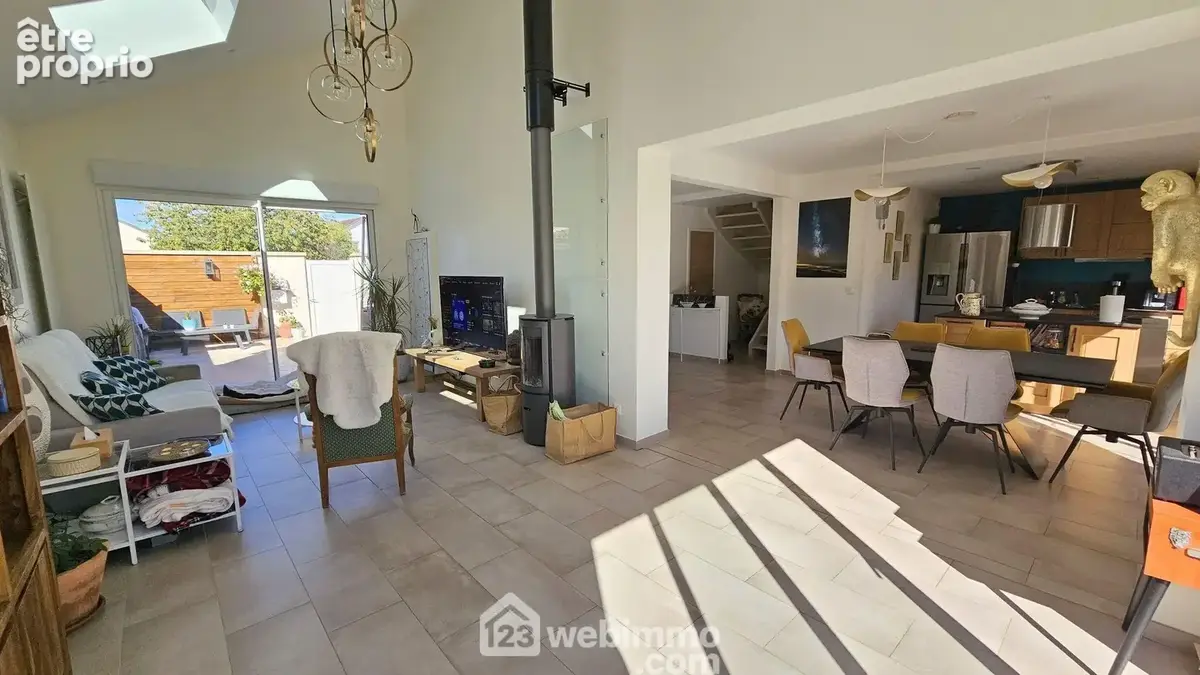 Un séjour lumineux de 25 m² avec son poêle à bois.