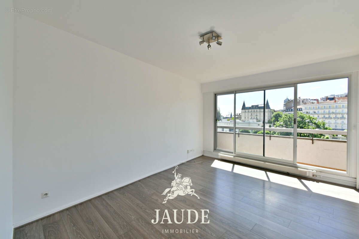 Appartement T2 de 45 m2 avec grand balcon, cave et garage   Résidence Le Sévigné, Chamalières - photo 2
