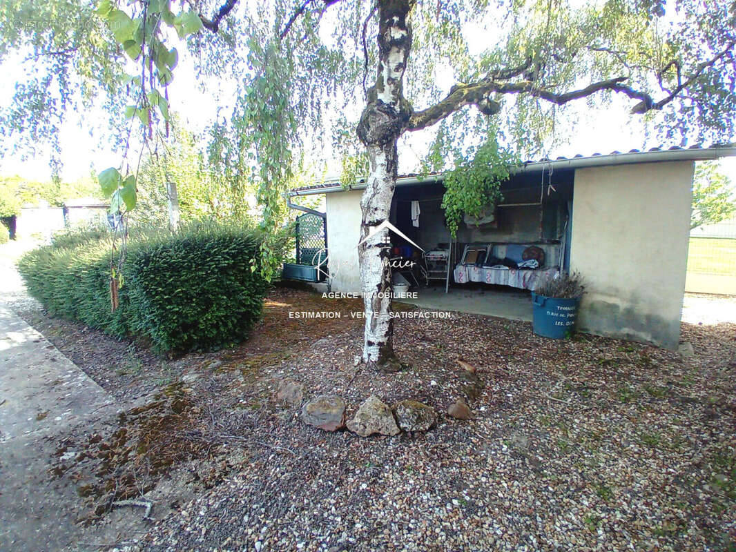 Dépendance  - Maison à LES ORMES