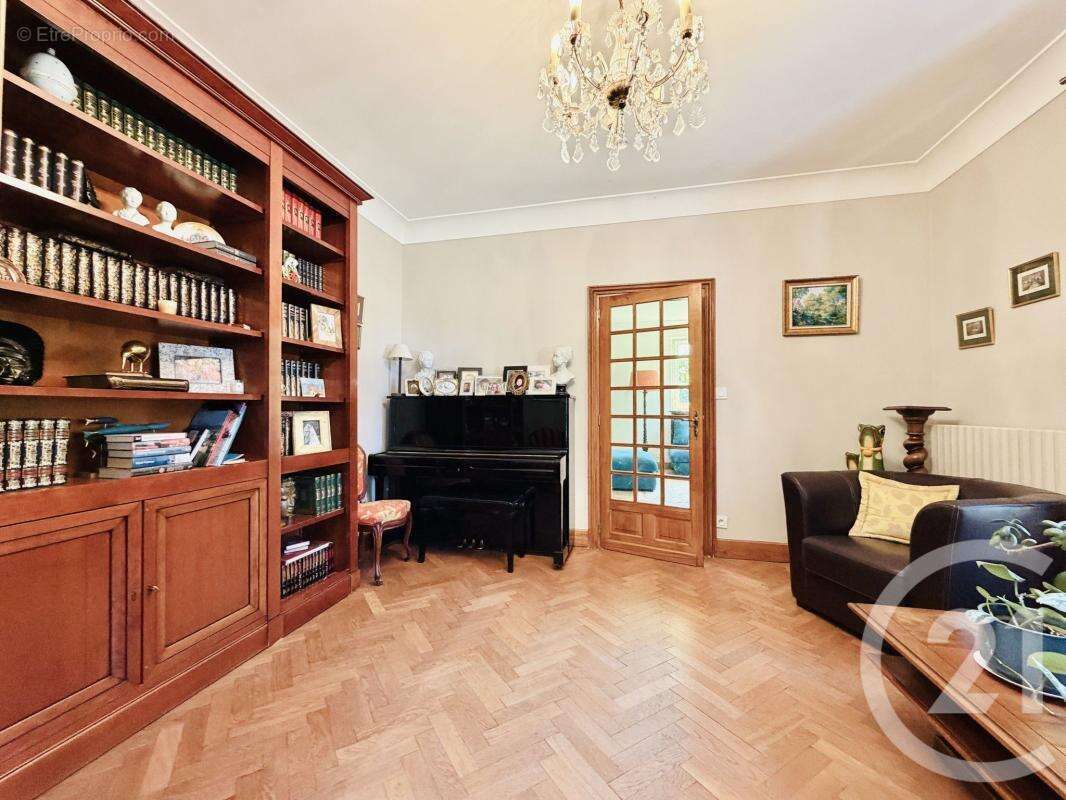 Maison 189 m² à Saint-Priest-Taurion  - photo 9