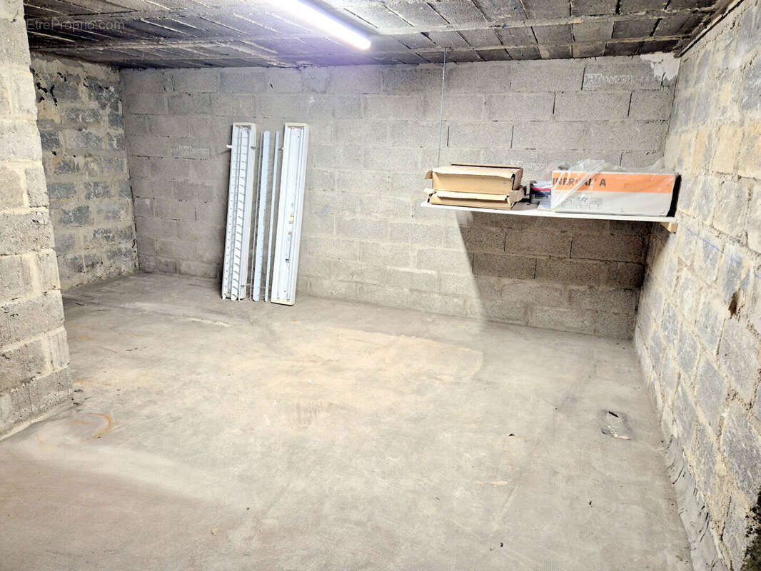 Commerce à LES CLAYES-SOUS-BOIS