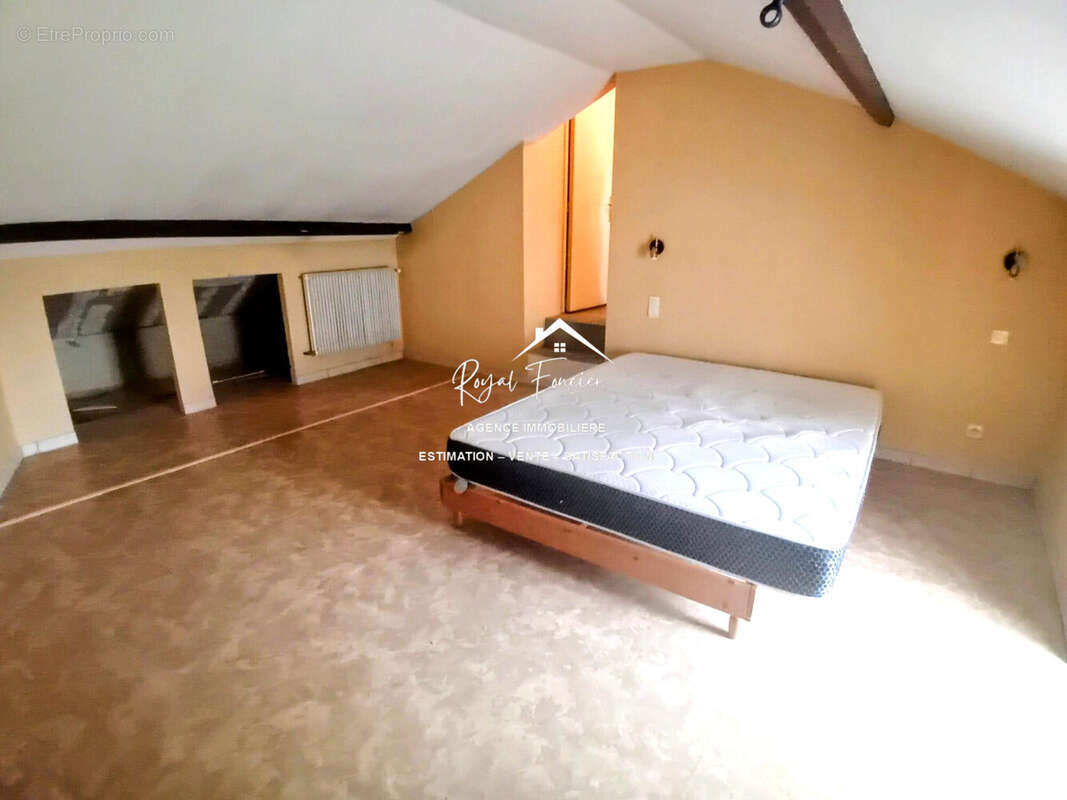 Premier étage : chambre 1 - Maison à CHATELLERAULT